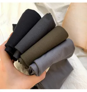Detalle de cerca que muestra leggings de mujer de color sólido apilados con textura.