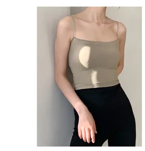 Detailansicht eines stylischen gepolsterten nahtlosen Trägertops für einen schicken Look.