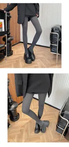 Medias de compresión grises 100D, medias elásticas para mujer en un gran primer plano.