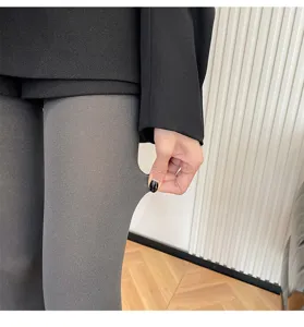 Vista detallada de leggings grises lisos de mujer con alta elasticidad y control de abdomen.