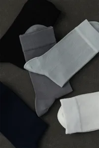 Chaussettes homme fines et respirantes unies, vue de détail pour le printemps été.
