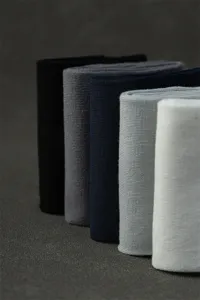 Détail en gros plan de chaussettes pour hommes en coton de qualité aux couleurs unies classiques.