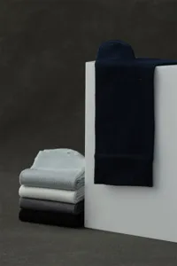 Gros plan détaillé de chaussettes mi-mollet pour hommes fines et respirantes en plusieurs coloris.