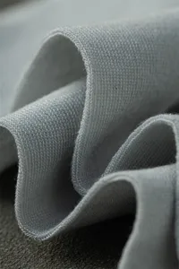 Vue rapprochée du tissu respirant pour chaussettes grises pour hommes avec texture douce.