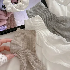 Détail de jambières style ballet, chaussettes slouch en tricot côtelé pour femmes.