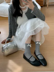 Calcetines transpirables de mujer grises con lindo lazo de lunares blancos, moda primavera verano.