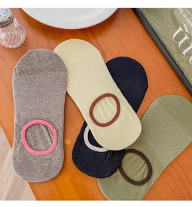 Vue detaillee de chaussettes invisibles en coton respirant avec joli design de couleur.