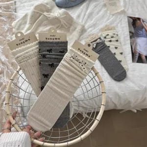 Calcetines slouch transpirables de algodón para mujer con puntos lindos y lazo para primavera verano.