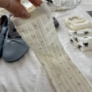 Calcetines blancos transpirables para mujer con lunares bonitos, tela acanalada suave y cómoda.