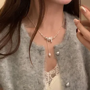 Elegante parel kwast sleutelbeen ketting voorzien van delicate zilveren ketting en hanger.