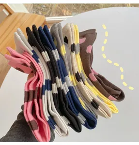 Detail van kleurrijke katoenen middelhoge sokken met polkadots, zacht, comfortabel en diverse kleuren.