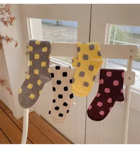 Dames middellange katoenen sokken met grote stippen en kleurrijk design voor lente en zomer.