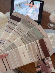 Dettagli della morbida trama in maglia e dei puntini colorati delle calze rigate estive rétro.