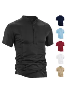 Vista detallada polo hombre manga corta cuello botonado con opciones de varios colores