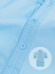 Primer plano de la textura de tela del polo de manga corta azul claro y la botonadura