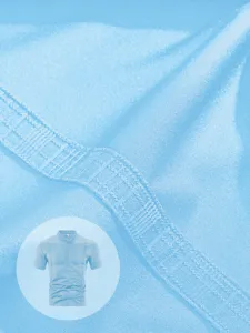 Vista de cerca de la textura de sarga fina y los detalles de la tela del polo de verano casual.