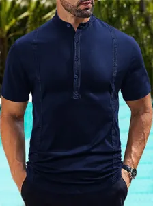 Vista detallada del polo de manga corta para hombre en azul marino con cuello mao y pliegues.