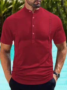 Vista detallada del polo rojo de manga corta para hombre con cuello mao y rayas verticales.