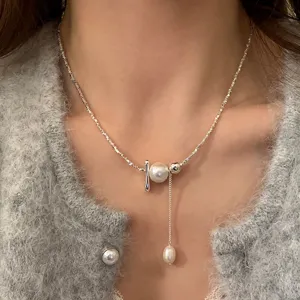 Elegante zilveren getextureerde ketting met parel en kwastjeshanger, delicate Franse vintage sieraden.