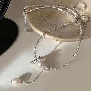 Detail van vintage zilveren kralen parel kwast halsketting, delicate sleutelbeenkett.