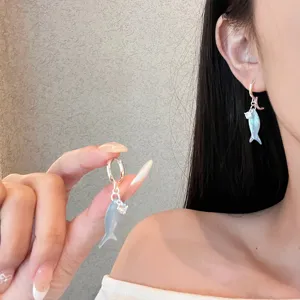 Nahaufnahme von mintgrünen kleinen Fisch Zirkon Silber Creolen elegante koreanische Schmuck