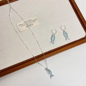 Minzgrüne Fisch Anhänger Halskette und Ohrringe Set, schöne Detailansicht auf Display.