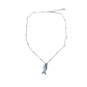 Detailaufnahme einer silberfarbenen Fisch-Anhänger-Halskette mit filigraner Kette und Zirkonia.