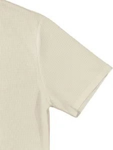 Vue détaillée de la texture du tissu et du design des manches du t-shirt gaufré pour homme.