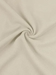 Vue détaillée du tissu en maille gaufrée, matière légère et respirante pour t-shirt homme.