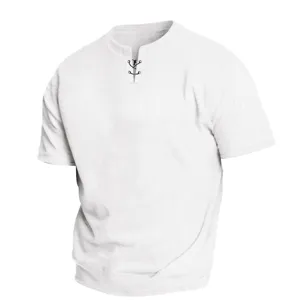 Détail t-shirt homme manches courtes en maille gaufrée avec col V à lacets et tissu.