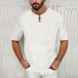T-shirt homme à manches courtes en tricot gaufré blanc avec lacet col V coupe ample détail.
