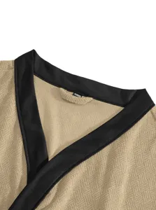Gedetailleerd overzicht van casual badjas van badstof voor heren met zwarte kraag, comfortabel.