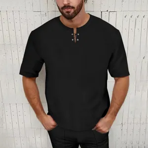 Détail t-shirt homme noir en tricot gaufré manches courtes, col lacé style décontracté.