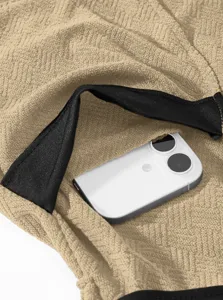 Gedetailleerd overzicht van heren badmantelzak in khaki badstof met zwarte rand en smartphone prop.