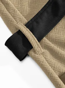 Close-up van pluizige badstof badjas stof en riem, zacht kledingdetail voor thuis.