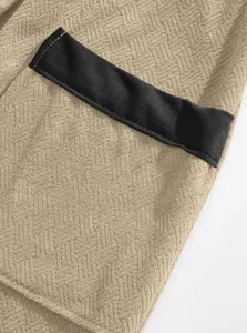 Heren badjas detailopname, getextureerde kaki badstof met zwarte zakafwerking.