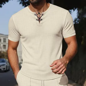 Gros plan sur les détails du col à lacets en tricot gaufré et la texture de la chemise homme.
