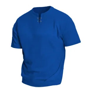 Gros plan détail du t-shirt homme à manches courtes en tricot gaufré avec col V à lacets bleu.