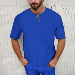 Vue détaillée haut à manches courtes en tricot gaufré bleu décontracté pour hommes avec lacet.