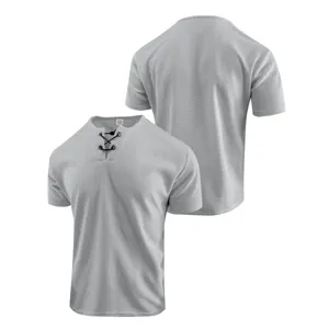 Détails recto verso du t-shirt à manches courtes gaufré gris pour homme avec col lacé.