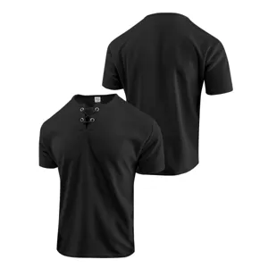 Détail de t-shirt manches courtes en tricot gaufré noir avec lacet au col et coupe.
