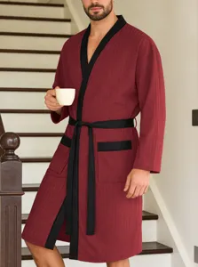 Lange heren badjas van comfortabele ribstof met zwarte contrastkraag, twee zakken en ceintuur.