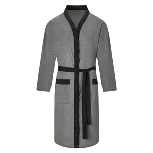 Grijze lange badjas voor heren met zwarte contrastrand, riem en zakken voor comfortabele kleding.