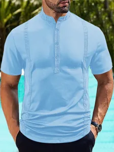 Vista detallada de camisa casual de hombre manga corta cuello mao con pliegues junto a piscina.