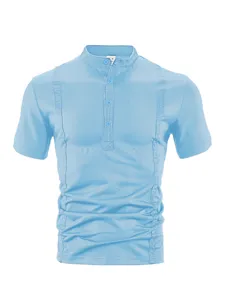 Primer plano detalle de polo casual de manga corta para hombre azul claro con cuello.