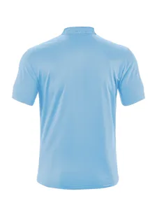Vista trasera de polo de manga corta para hombre azul claro en tela de algodón detalle.