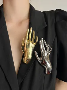 Glänzende metallene große Hand Brosche für Anzüge und Jacken, elegantes Modeaccessoire.