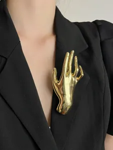Goldene Hand Brosche für Anzugrevers, elegantes Statement Modeaccessoire für Damen und Herren.
