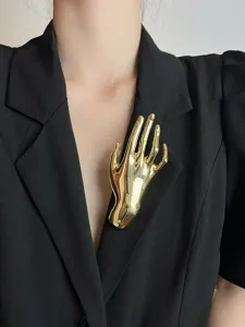 Goldfarbene Hand Brosche Detailansicht, elegante Anstecknadel für stilvolle Blazer und Schals.