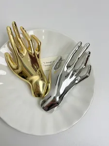 Metallglänzende Hand Brosche, einzigartige surrealistische Mode Accessoires für Damen und Herren.